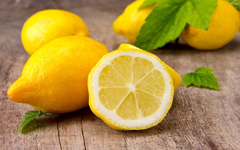 تمیز کردن ناخن کاشت با لیمو