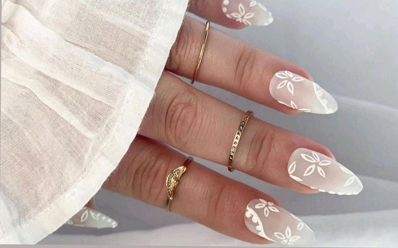 ایده ناخن عروس لاک ساده و گل برجسته